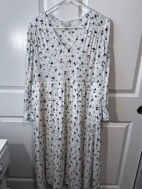 A new day Women’s Sz. M 100% Rayon Cream Floral V-Neck Tiered Maxi Dress
